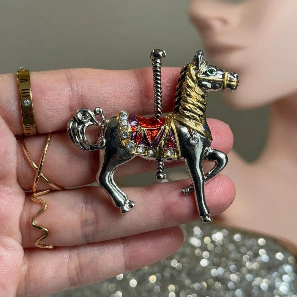 NEW | Carousel Horse Brooch With Enamel and Zirconia 🎠💎 - Picture 3 of 4